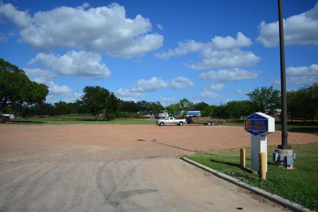 Executive Inn & Suites Cuero Exterior photo